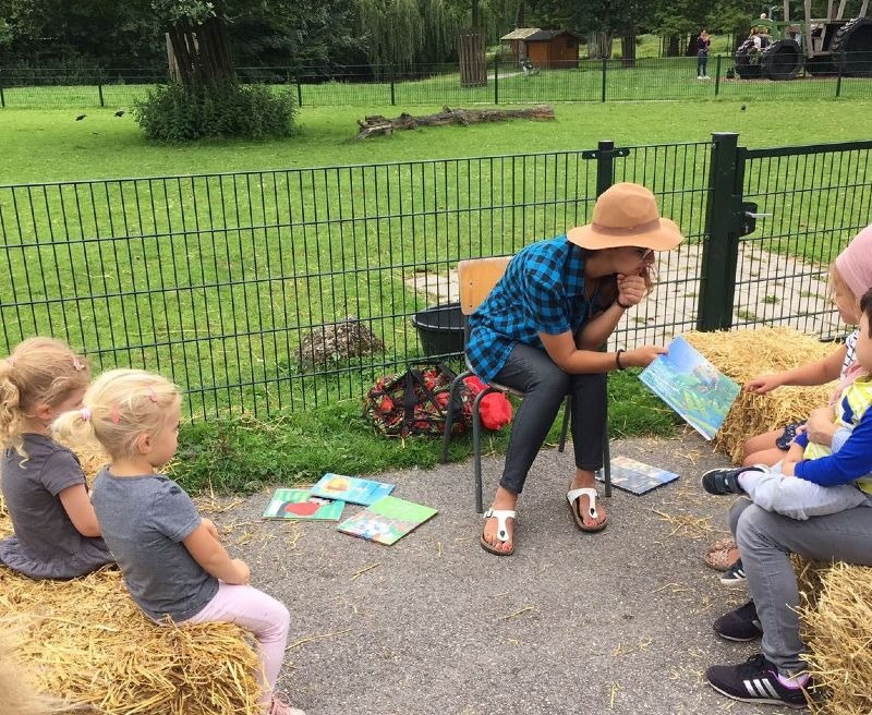 Voorlezen op de kinderboerderij
